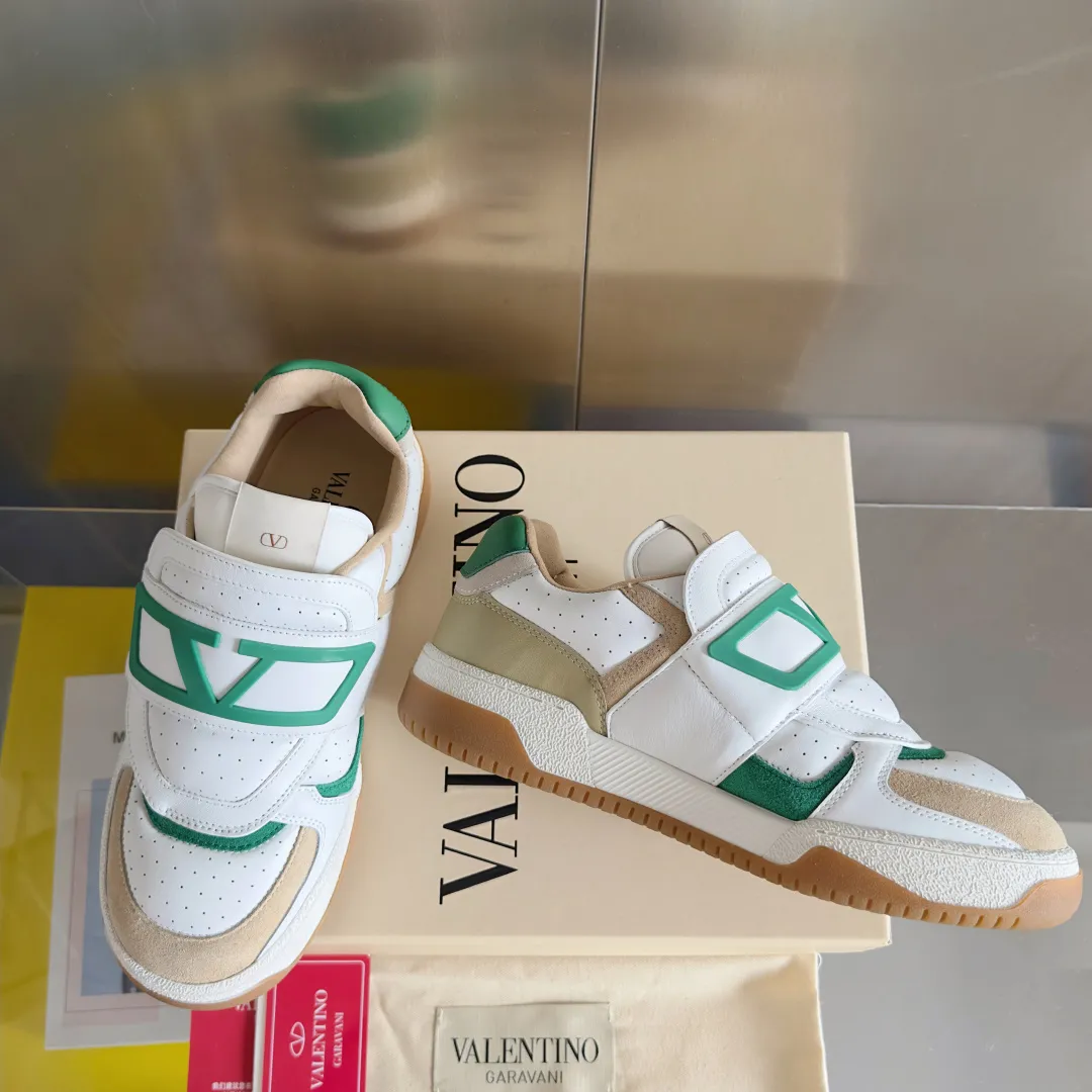 [Valentino] P: 880💰 Couple model, size: ▪️Size: Women's model 35-40 / Men's model 39-44 (45 customized) Valentino Valentino Couple model Joie de Jouer series Velcro Thick sole Bread shoes Couple model Casual sports shoes White shoes Original purchase and development Production Joie de Jouer series The style is simple but not out of style. The pure white base is paired with fresh green and soft beige, and the unique Velcro design highlights your personality. Every detail tells the fashion and quality. Wear it, take a confident step, and start the fashion journey. Exquisite packaging at the delivery counter🛍📦 ▪️Fabrics: Original custom imported first-layer cowhide ▪️Inner lining: Original custom-made soft sheepskin lining ▪️Outsole: Original open-molded anti-slip TPU material ▪️Sole thickness: 3.5CM